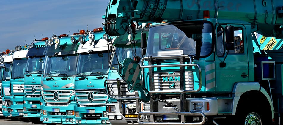 MAN und Mercedes LKW-Flotte in der Firmenfarbe der KFZGutachter-24Gutachter-24 Flottenbetreuung