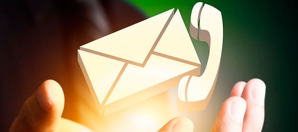 Großaufnahme Portrait eines Pudels auf Motorrad mit Brille, und Halstuch im Fahrtwind. Schnell hin zu KfzGutachter-24.