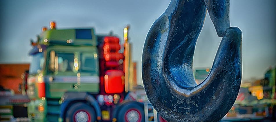 Gutachten für Lkw mit Lastkran und Haken im Vordergrund