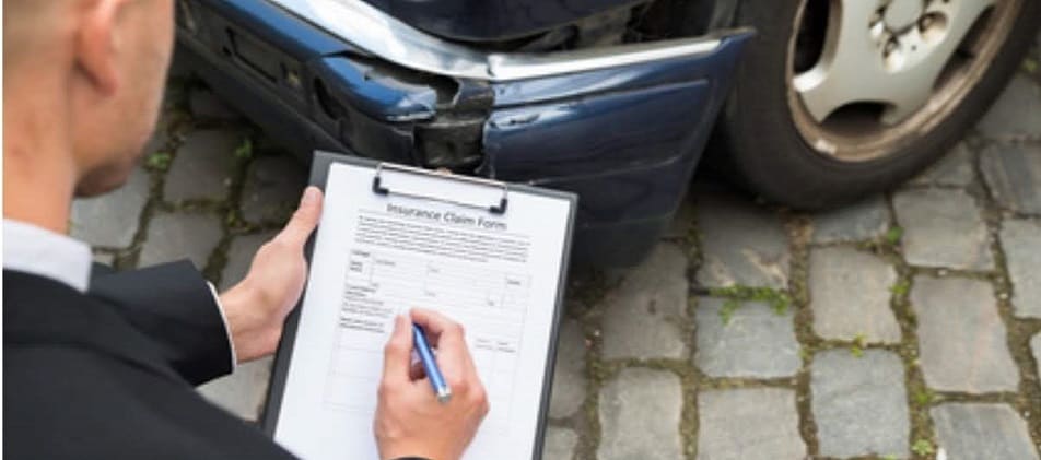 Aufnahme von Schaden an Kotflügel durch Unfall Kfz Gutachter Hamburg-Blankenese