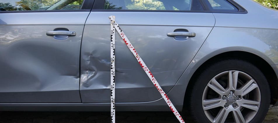 Höhe messen bei Schaden an der Hecktür durch Unfall Kfz Gutachter Buxtehude