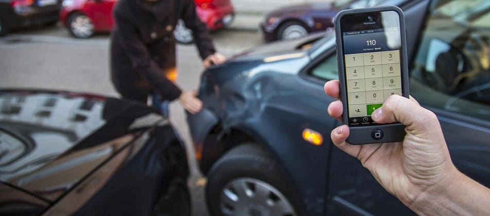 Nach Verkehrsunfall die Polizei 110 anrufen Kfz Gutachter Hamburg-Rissen